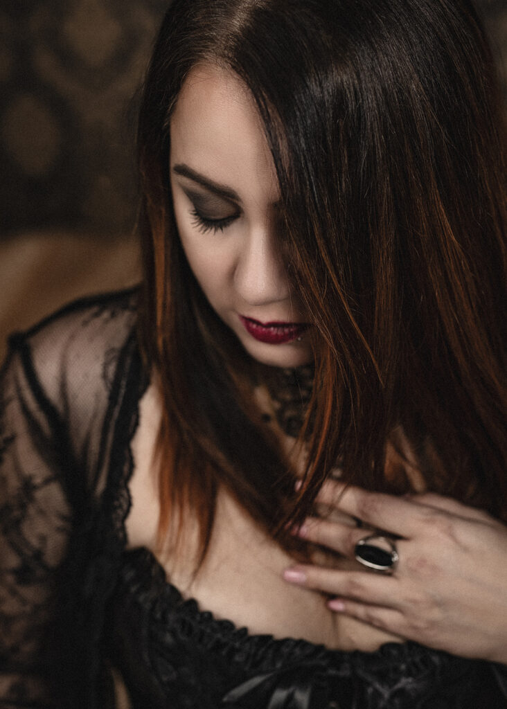 sesja kobieca Częstochowa ciemny portret kobiety w czarnej bieliźnie detal i emocja
