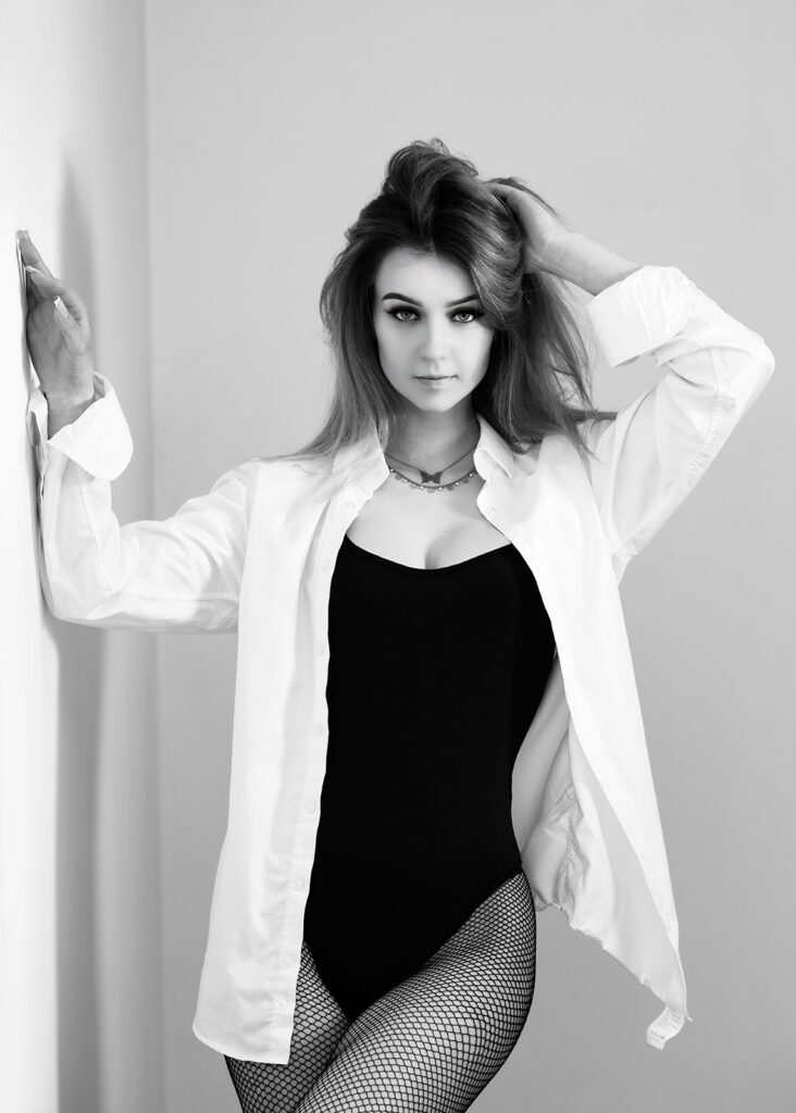 fotograf kobiecy częstochowa czarno-biała sesja kobieca body i koszula