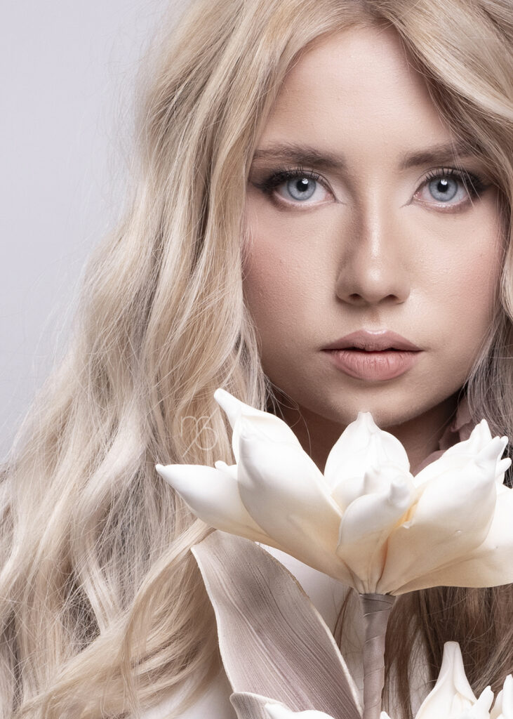 portret blond kobiety z kwiatem, jasna stylizacja beauty