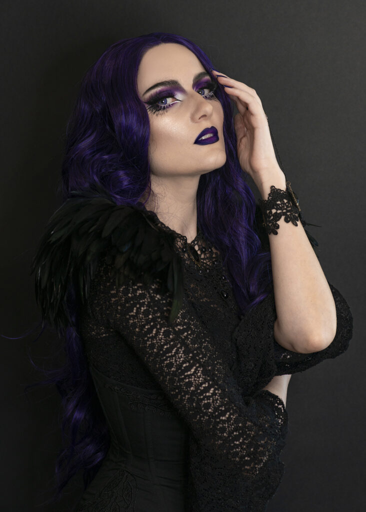 portret kobiety z fioletowymi włosami, ciemne tło, styl beauty