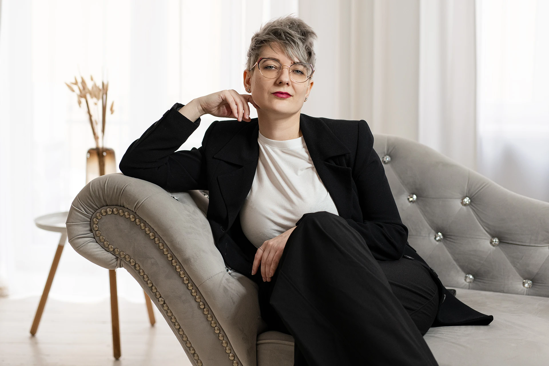 Fotograf specjalizujący się w kobiecych sesjach zdjęciowych w eleganckim studio