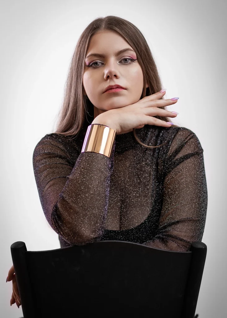 portret beauty kobiety w czarnej stylizacji, naturalne światło studyjne
