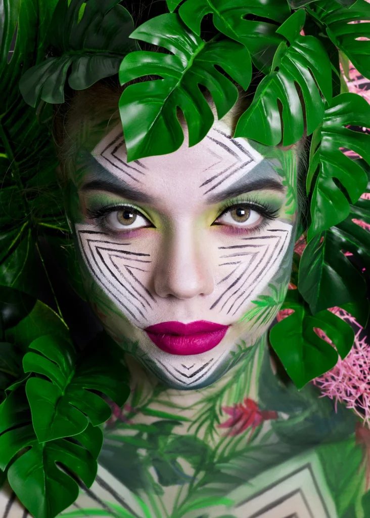artystyczny portret kobiety z makijażem inspirowanym naturą, zielone liście