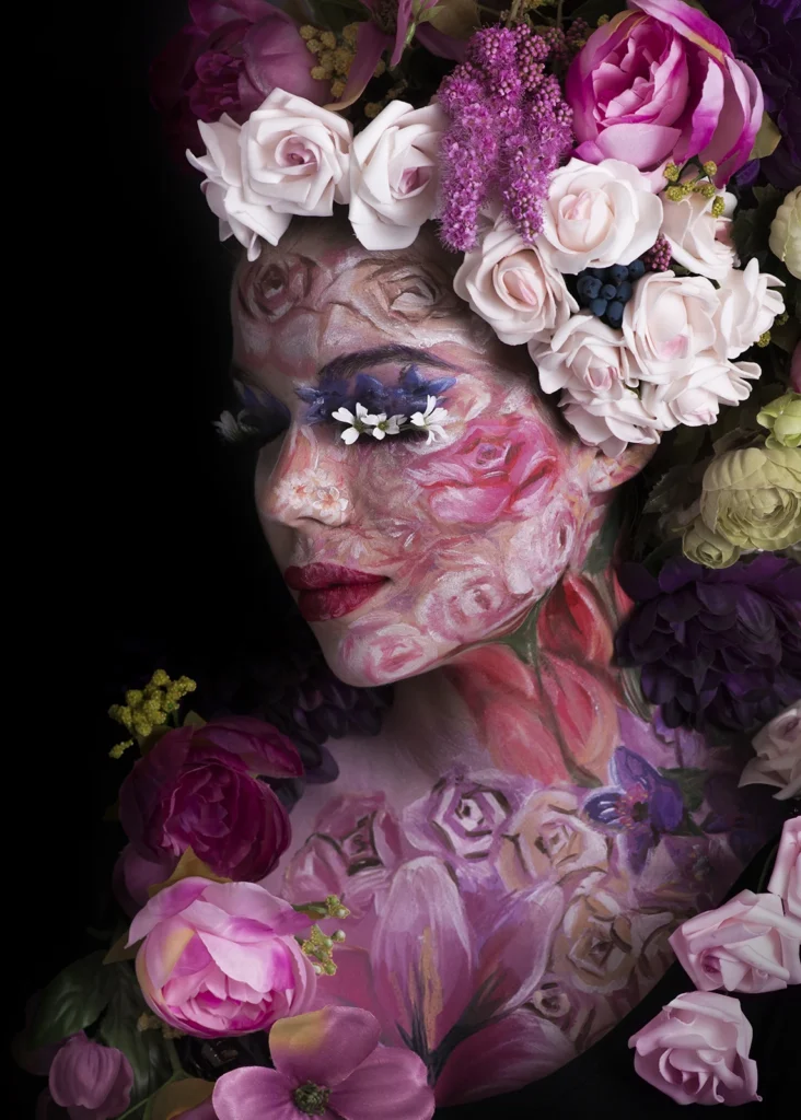 artystyczny portret kobiety z makijażem florystycznym, kwiaty na twarzy