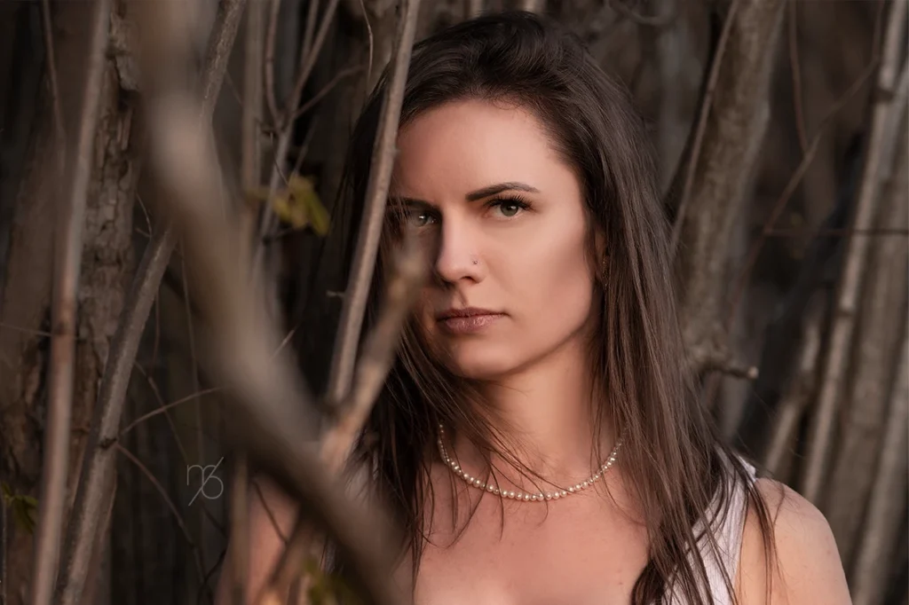 Portret kobiety podczas sesji zdjęciowej – fotografia kobieca w naturalnym świetle