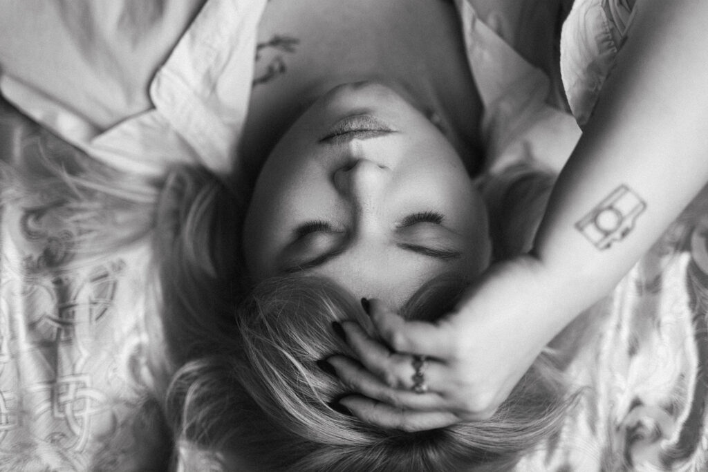 sesja sensualna buduarowa czarno-biała kobieta leżąca z zamkniętymi oczami fotografia kobieca częstochowa