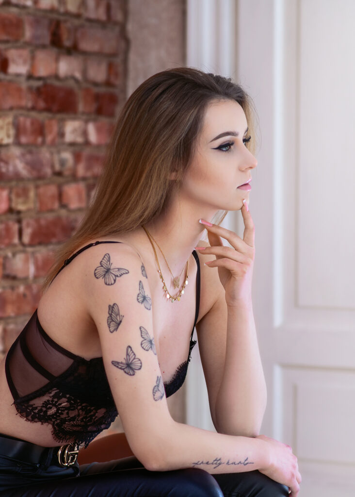 fotograf kobiecy częstochowa portret kobiety z tatuażami przy ceglanej ścianie