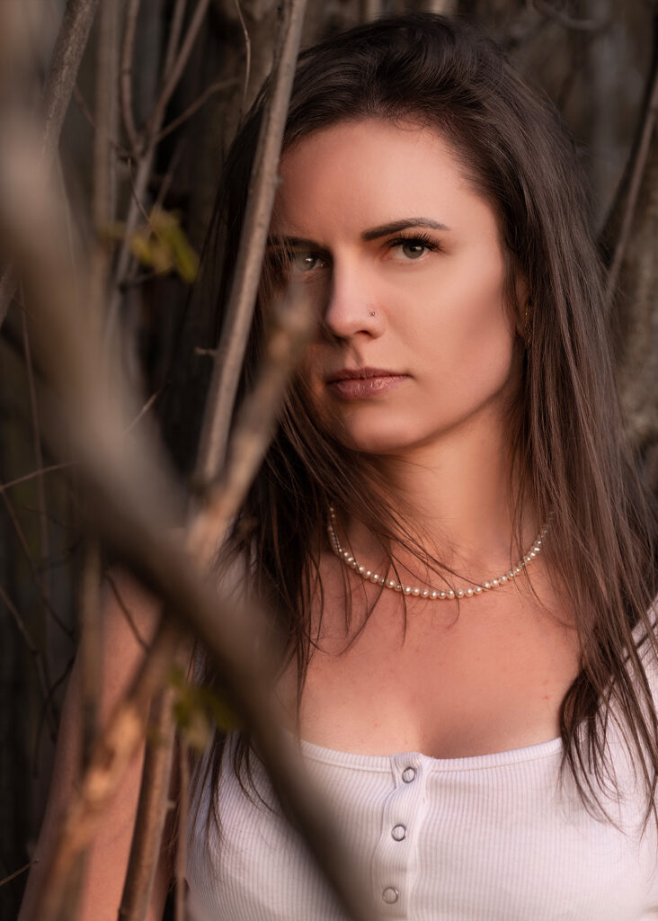 naturalny portret kobiety wśród gałęzi, fotograf kobiecy Częstochowa plener