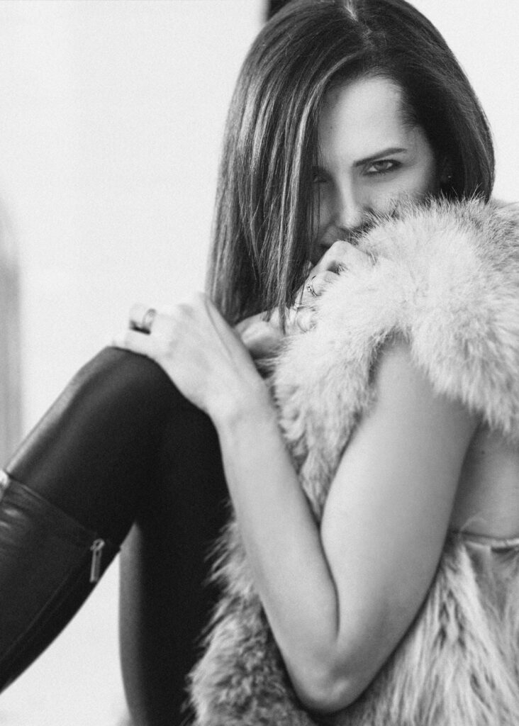 czarno białe zdjęcie kobiety w jasnym futrze, sensualna sesja kobieca