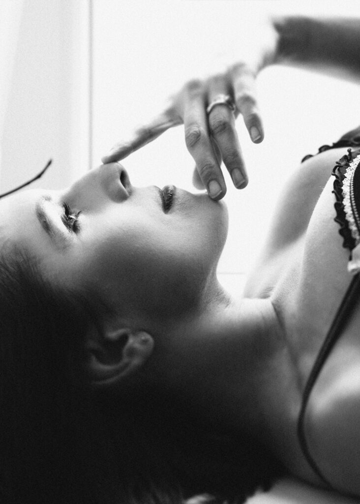 czarno białe ujęcie kobiety leżącej, subtelna sesja sensualna