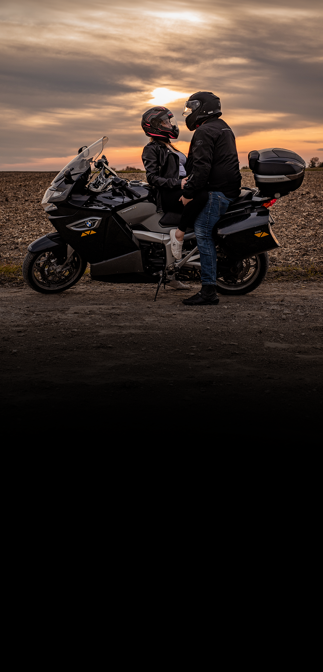 Sesja moto dla par w klimacie cinematic z motocyklem w Częstochowie