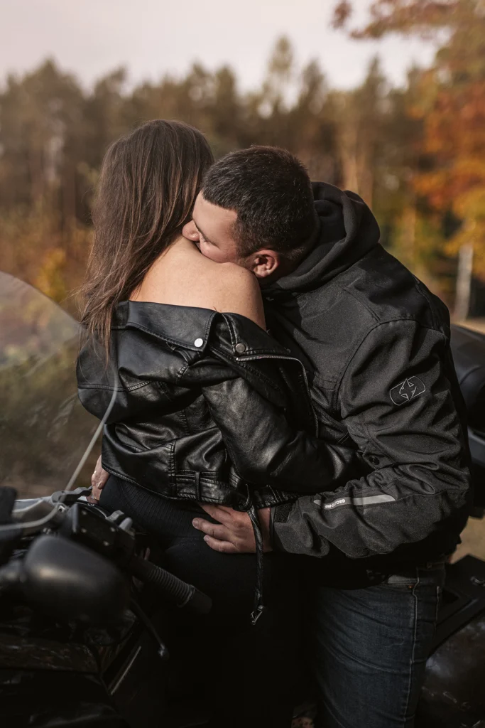Rocznicowa sesja zdjęciowa pary przy motocyklu w lesie