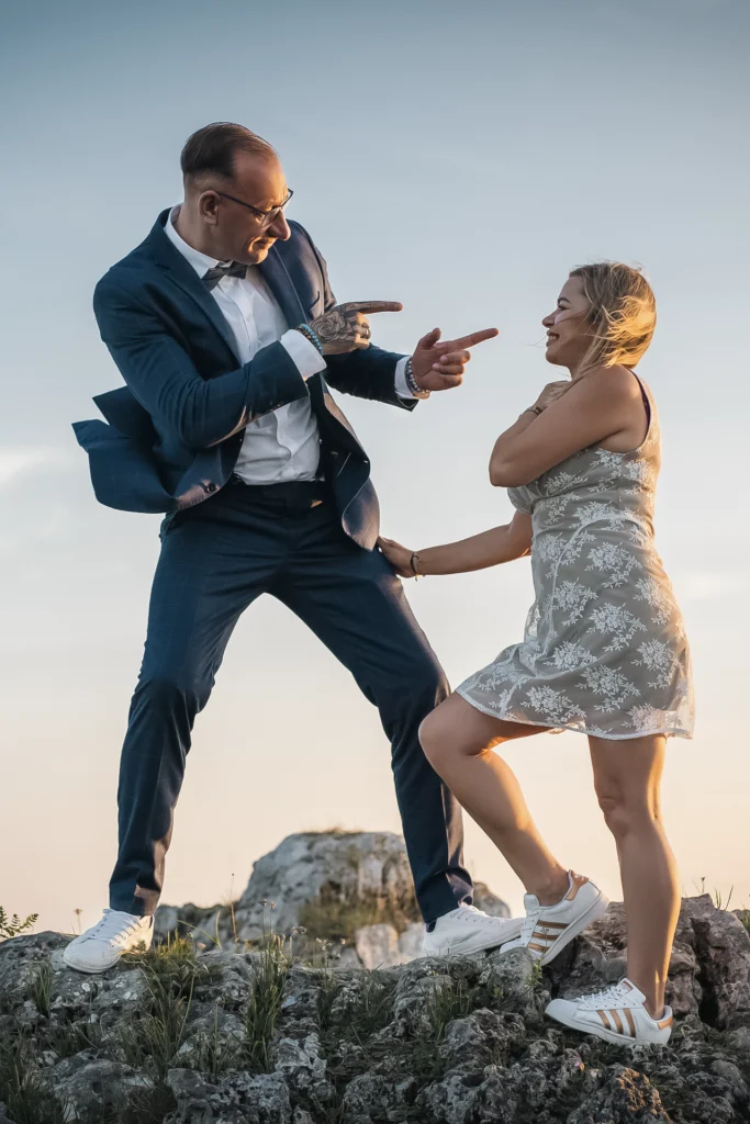 Radosna sesja ślubna pary w plenerze w okolicach Częstochowy