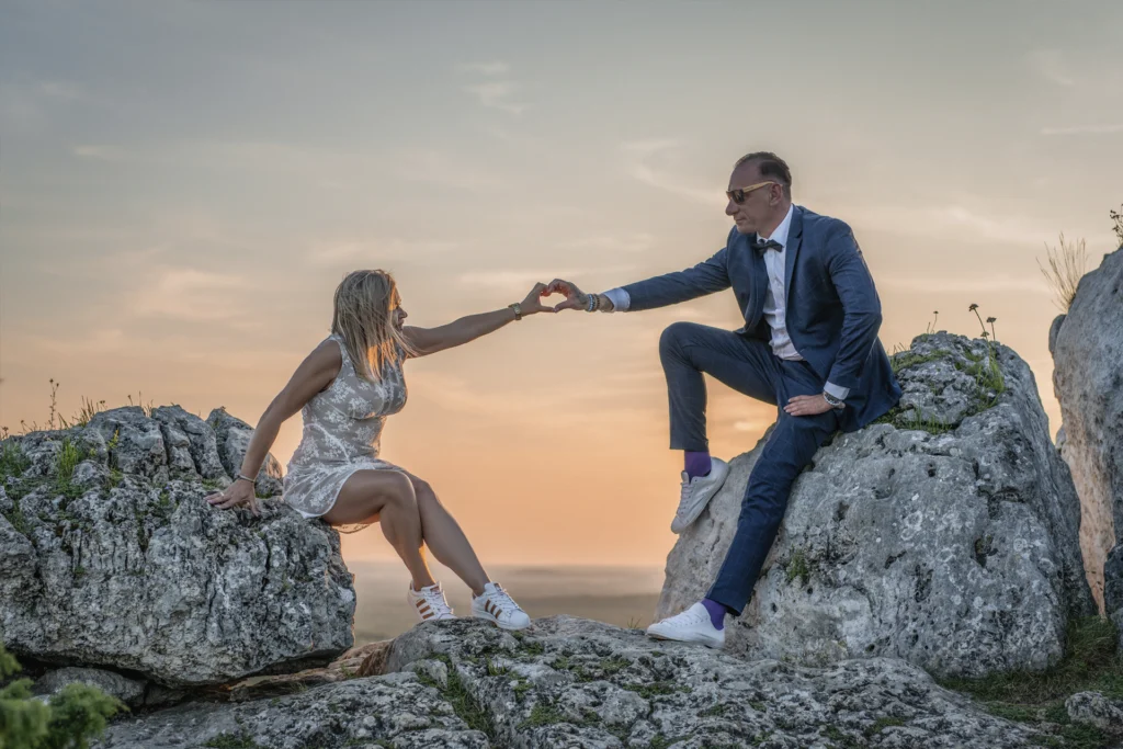 Para podczas plenerowej sesji ślubnej na Jurze Krakowsko-Częstochowskiej