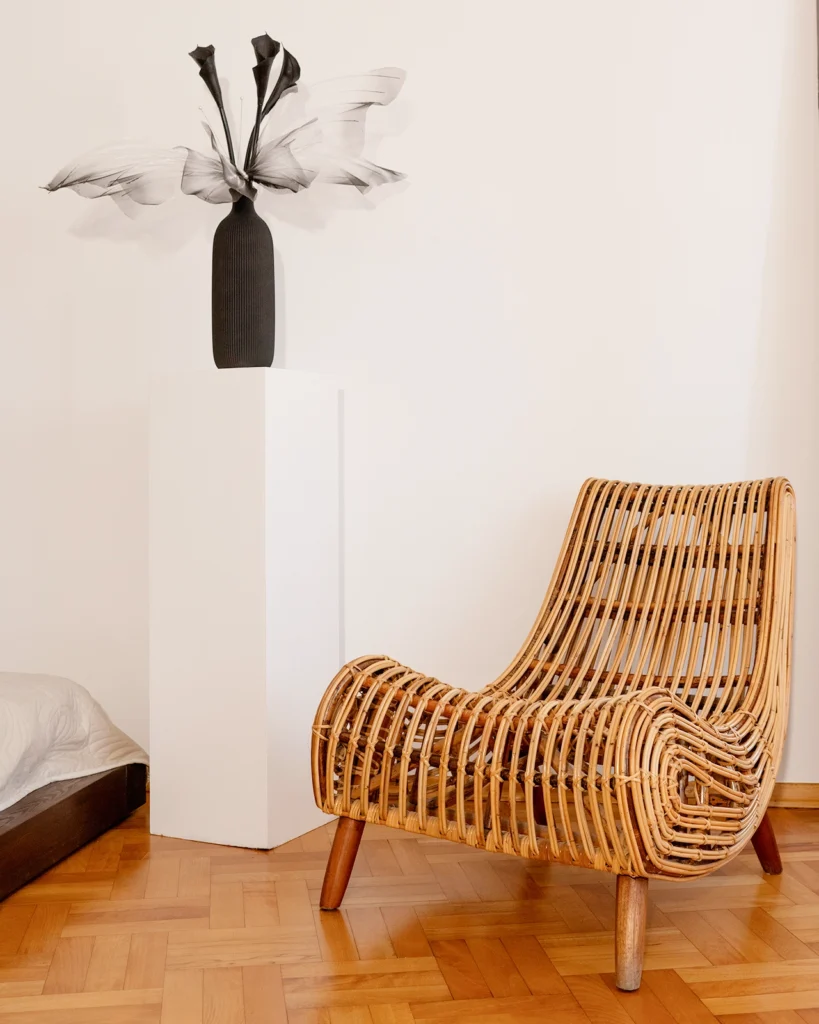 Rattanowy fotel i minimalistyczna aranżacja w studio fotograficznym Martyny Osuchowskiej
