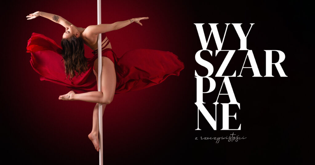 Grafika wystawy „Wyszarpane z rzeczywistości” z fotografią kobiety wykonującej figurę pole dance w czerwonej stylizacji na ciemnym tle.
